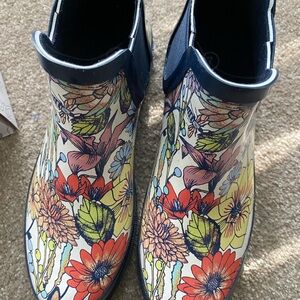 Sakroots floral ankle rainboots. Slip ins with elastic on sides for easy pull on